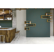 Bar met geometrische wandtegels en houten planken