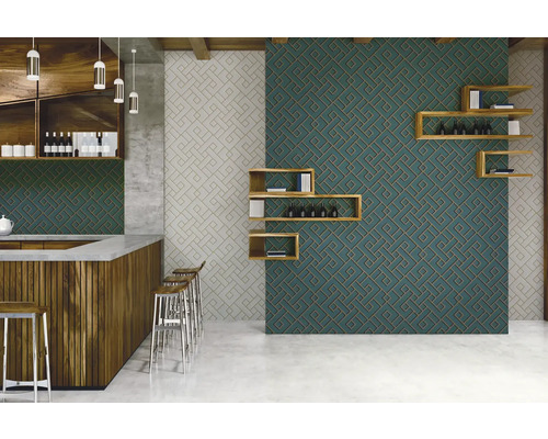 Bar met geometrische wandtegels en houten planken