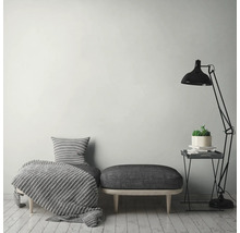 Interieur met zitmeubelen, vloerlamp en plant