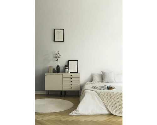 Slaapkamer met dressoir, bed en tapijt op parketvloer