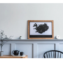 Decoratieve ruimte met ingelijste IJslandkaart, theepot, kop en potplant