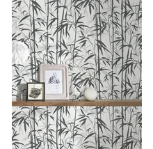 Behang met bamboepatroon op een muur met houten plank en decoratie