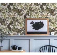 Interieur met junglebehang, ingelijste IJslandposter en decoratieve objecten op een plank