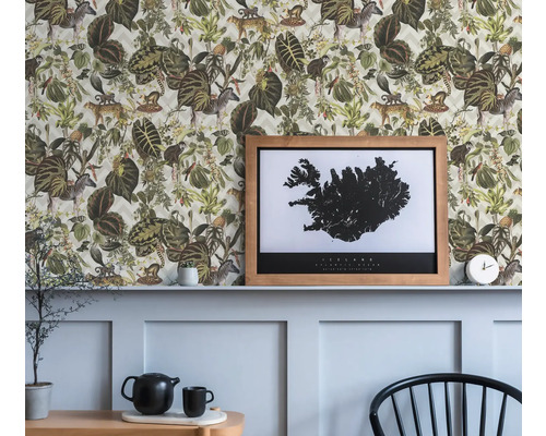 Interieur met junglebehang, ingelijste IJslandposter en decoratieve objecten op een plank