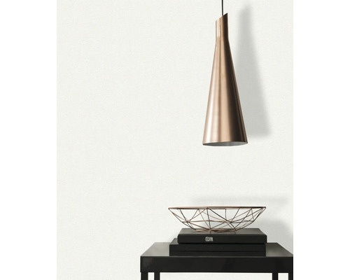 Hanglamp en decoratieve schaal op een tafel