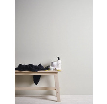 Scene met een houten bank, handdoek, zeep en lotion