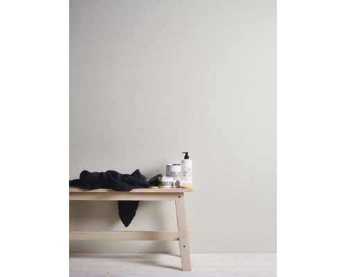 Scene met een houten bank, handdoek, zeep en lotion