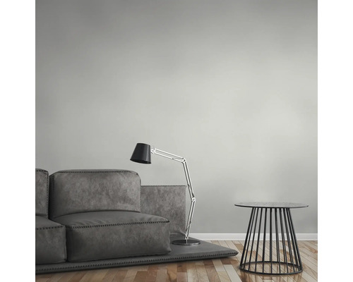 Woonkamer met bank, vloerlamp en bijzettafel