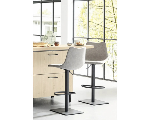 Twee barkrukken voor een aanrecht in een lichte ruimte.