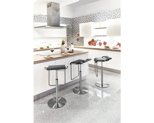 Lichte keuken met witte kasten, afzuigkap en drie barkrukken