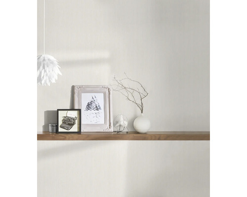 Lichte wanddecoratie met behang, versierd met afbeeldingen, vaas en lamp