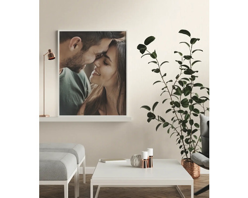 Woonkamer met een ingelijste foto van een stel, een salontafel en een kamerplant.