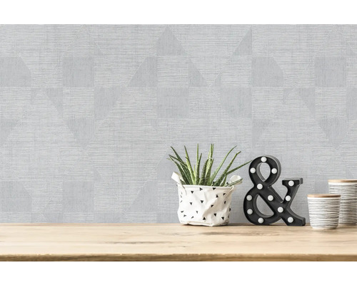 Wand met geometrisch patroonbehang en decoratie op een houten tafel