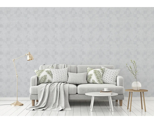 Woonkamer met grijs behang met geometrisch patroon, bank en decoratie