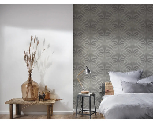 Slaapkamer met geometrisch behang, houten kruk en decoraties