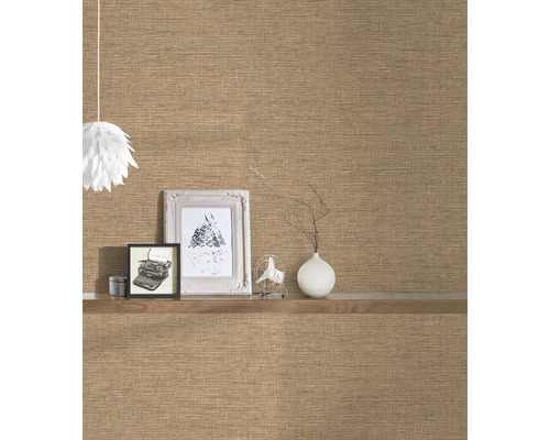 Woonkamer met bruin textielbehang, plank en decoraties.