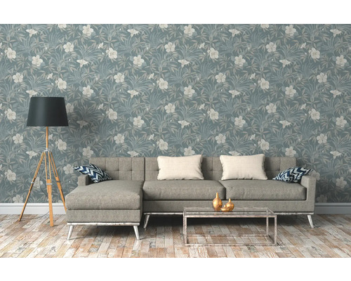 Woonkamer met bloemenbehang, bank en staande lamp