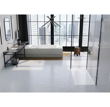 Lichte badkamer met ligbad, wastafel, spiegel en douche voor groot raam met uitzicht op de stad.