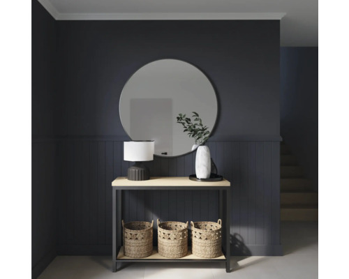 Entree met consoletafel, ronde spiegel, lamp en manden