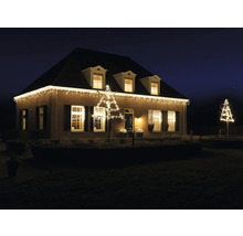 Huis met buitenverlichting ''s nachts