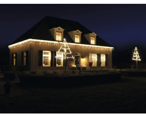 Huis met buitenverlichting ''s nachts