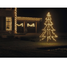 Verlicht huis met LED-kerstboom en lichtslingers buitenshuis.