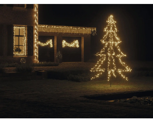 Verlicht huis met LED-kerstboom en lichtslingers buitenshuis.