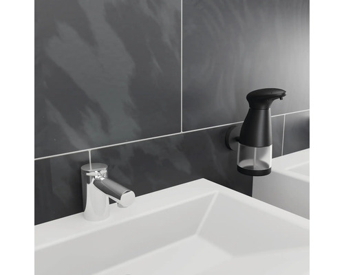 Badkamer wastafel met kraan en zeepdispenser