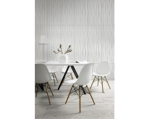 Eetkamer met witte stoelen, tafel en 3D-wandpanelen met golfpatroon