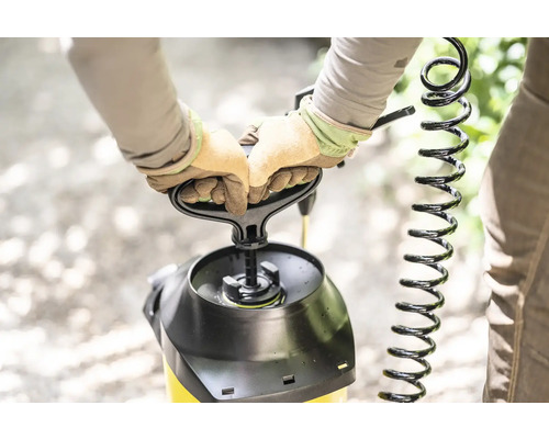 Persoon bedient drukpomp met handschoenen