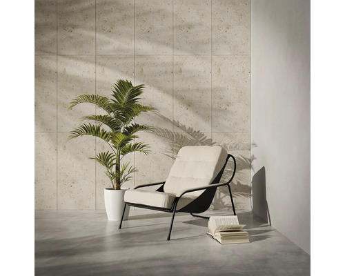 Decoratief interieur met fauteuil, kamerplant en tegelwand