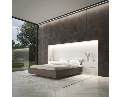 Moderne slaapkamer met tweepersoonsbed, nachtkastjes en indirecte verlichting