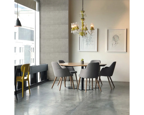 Eethoek met ronde houten tafel, grijze stoelen, kroonluchter en raam