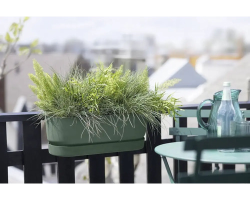 Bloembak op een balkon met tafel en stoel