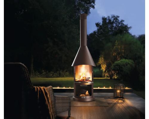 Tuinscene met een terrasverwarmer van metaal en brandend hout