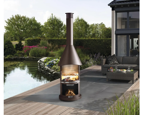 Buitenhaard met grill op een terras met vijver en tuin