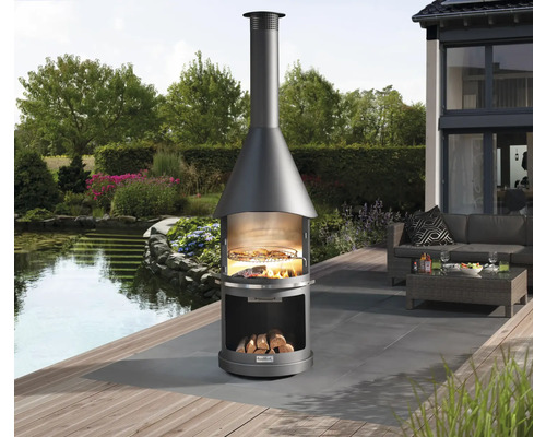 Tuin met metalen tuinhaard barbecue, brandhout en tuinvijver