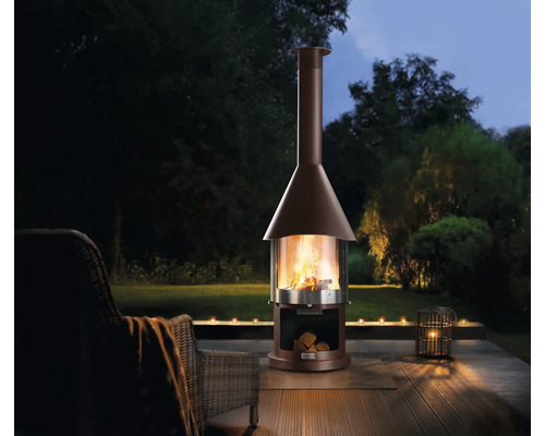 Tuinsfeer met terrasverwarmer, kaarsen en zitgelegenheid voor gezellige uren buiten