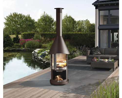 Buitenkeuken met grill, houtopslag en schoorsteen op terras aan de tuinvijver