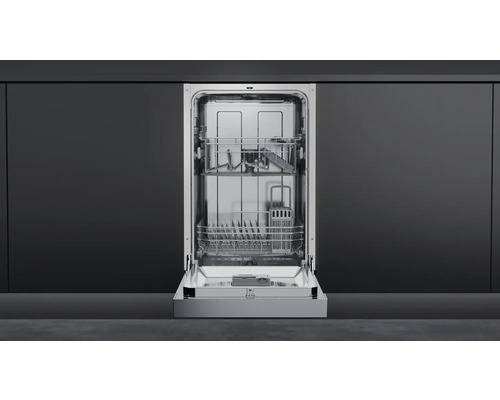 Open vaatwasser met interieur voor vaat