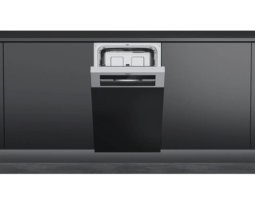 Ingebouwde vaatwasser met open deur onder een keukenkast.