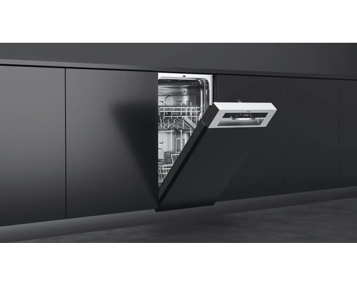 Open vaatwasser in een moderne keukenopstelling.
