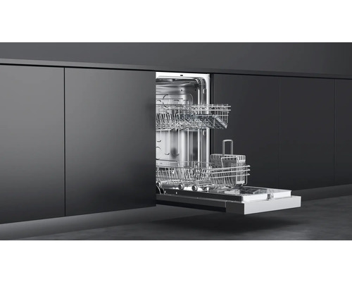 Open vaatwasser met afwasmanden onder een aanrecht