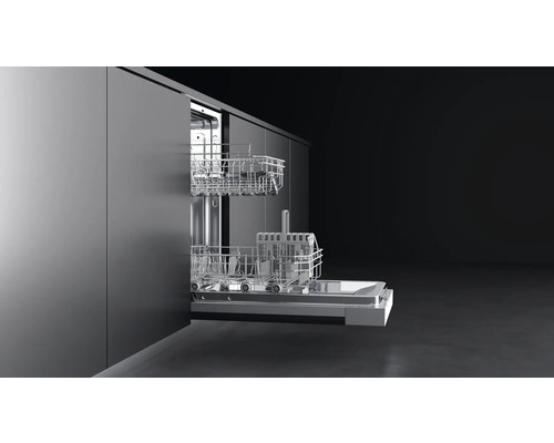 Geopende vaatwasser met twee afwasmanden