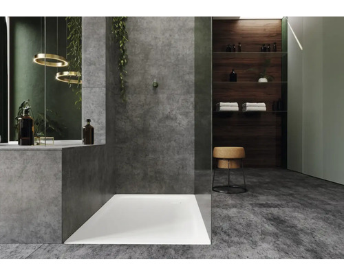 Moderne badkamer met grijze tegels, douche en houten plank