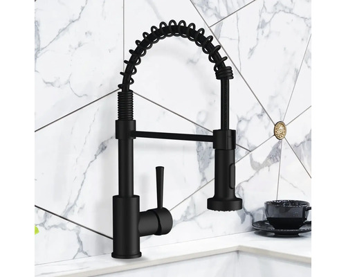 Zwarte keukenkraan met spiraalveer en uittrekbare douchekop tegen witte achtergrond