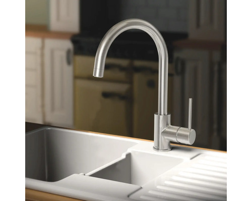 Metalen keukenkraan op een gootsteen