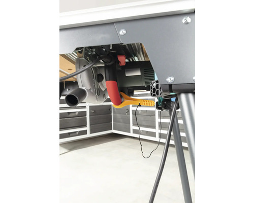 Onderkant van een werktafel met gemonteerde cirkelzaag