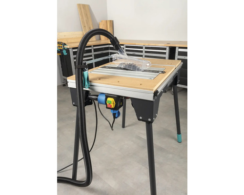 Tafelcirkelzaag met afzuiginrichting op een werkbank.