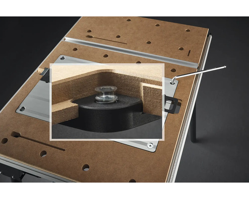 Detailopname van een werkbank met spaninrichting en inbussleutel